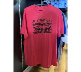 טישרט ליוייס אדום עם לוגו גדול הדפס סוסים, Color: אדום, בחר מידה: L